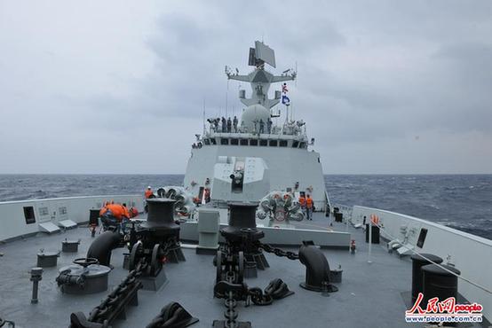 中国海军第十六批护航编队印度洋补给 编队指挥舰盐城舰做补给准备（胡全福摄影）