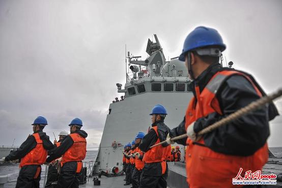 中国海军第十六批护航编队印度洋补给 前甲板区队克服风雨的影响，齐心协力，精心操作，确保安全顺利（胡全福摄影）