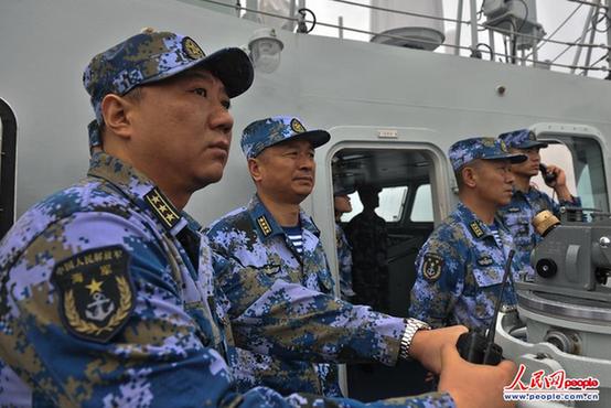 中国海军第十六批护航编队印度洋补给 风雨中编队指挥组在舰桥上精心指挥（胡全福摄影）