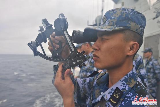 中国海军第十六批护航编队印度洋补给 雨水落在了航海兵的脸上，模糊了眼睛，但六分仪的数据每一组都是精确无误的（胡全福摄影）