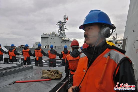 中国海军第十六批护航编队印度洋补给 补给海区阴雨连连，打湿了战士们的衣裳（胡全福摄影）