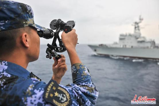 中国海军第十六批护航编队印度洋补给 风雨中的航海兵精确测量每一组数据（胡全福摄影）