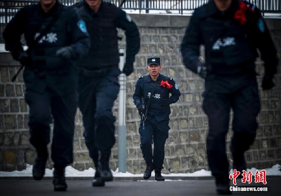 图为特警队员身穿前后插有钢板的防弹衣，携带95式突击步枪一支，总负重达10多公斤，完成3公里武装越野。 刘新 摄