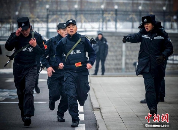 图为特警队员身穿前后插有钢板的防弹衣，携带95式突击步枪一支，总负重达10多公斤，完成3公里武装越野。刘新 摄