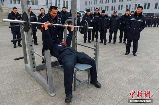 图为3公里负重武装越野后，特警队员体力消耗很快，还需完成50公斤杠铃卧推10次。刘新 摄