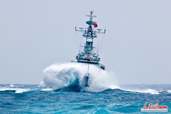 中国海军第十六批护航编队 战风斗浪砺兵印度洋 图为洛阳号导弹护卫舰顶浪航行,劈波斩浪(胡全福 摄影)