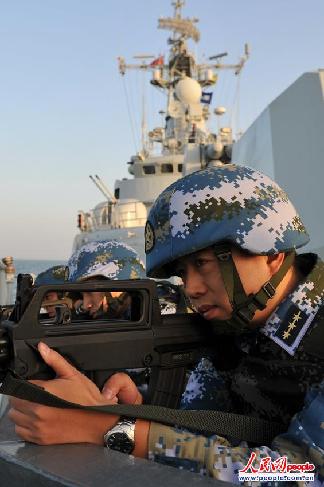 中国海军第十六批护航编队 战风斗浪砺兵印度洋 洛阳舰航渡期间组织反海盗操演（胡全福 摄影）