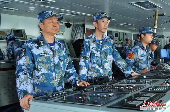 中国海军第十六批护航编队 战风斗浪砺兵印度洋 指挥员坐镇驾驶室一线指挥（李 晓 摄影）