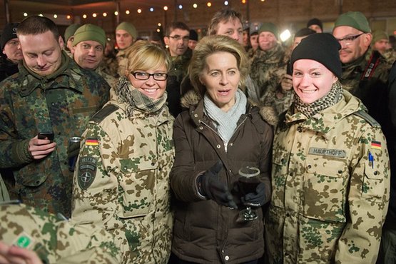 德国新任国防部长冯德莱恩（Ursula von der Leyen）慰问驻阿富汗部队。