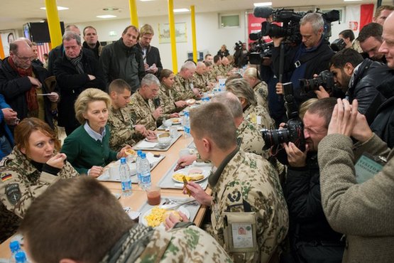 德国新任国防部长冯德莱恩（Ursula von der Leyen）慰问驻阿富汗部队。