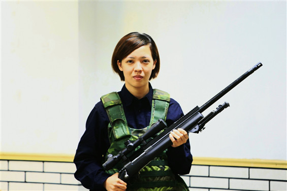 台湾军工厂美女试枪员可在百米外打中硬币 台湾军工厂美女试枪员可在百米外打中硬币