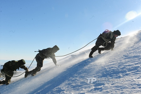 高清：吉林边防官兵拴着绳子在风雪中巡逻边境