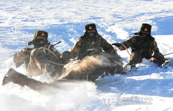 高清：吉林边防官兵拴着绳子在风雪中巡逻边境【3】