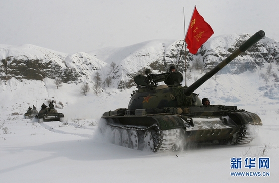 铁甲碾粹天山雪。王宁摄