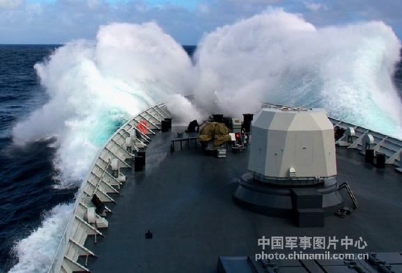 2013年12月22日,南海舰队远海训练编队黄山舰破浪前行。连日来,从湛江启航的南海舰队远海训练编队在驶向西太平洋途中顶着4米高的大浪边航行边训练,不断锤炼部队海上快速反应能力。(特约记者 邵龙飞)