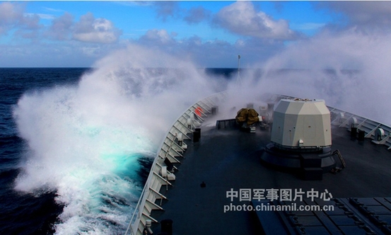 2013年12月22日,南海舰队远海训练编队黄山舰破浪前行。连日来,从湛江启航的南海舰队远海训练编队在驶向西太平洋途中顶着4米高的大浪边航行边训练,不断锤炼部队海上快速反应能力。(特约记者 邵龙飞)