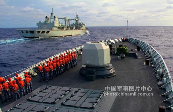 2013年12月24日，南海舰队远航训练编队综合补给舰“微山湖”舰，在西太平洋某海域为“黄山”舰、“运城”舰进行补给综合演练。（廖宇飞、特约记者 邵龙飞）