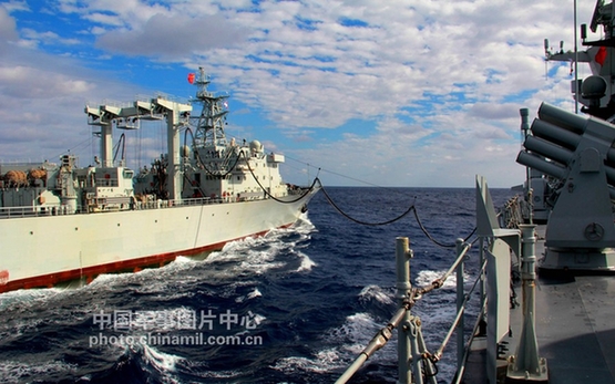 2013年12月24日，南海舰队远航训练编队综合补给舰“微山湖”舰，在西太平洋某海域为“黄山”舰、“运城”舰进行补给综合演练。（廖宇飞、特约记者 邵龙飞）