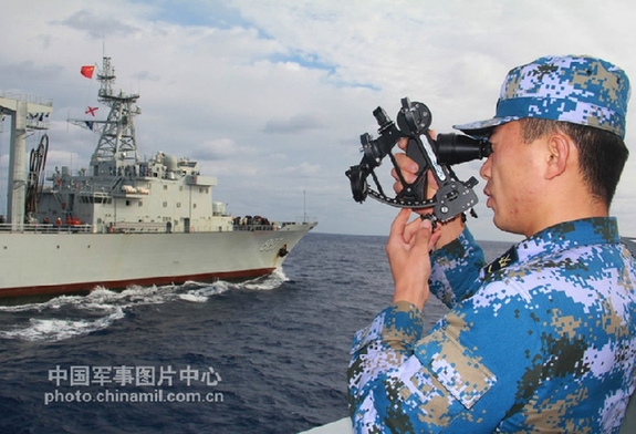 2013年12月24日，南海舰队远航训练编队综合补给舰“微山湖”舰，在西太平洋某海域为“黄山”舰、“运城”舰进行补给综合演练。（廖宇飞、特约记者 邵龙飞）