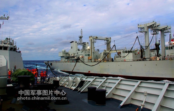 2013年12月24日，南海舰队远航训练编队综合补给舰“微山湖”舰，在西太平洋某海域为“黄山”舰、“运城”舰进行补给综合演练。（廖宇飞、特约记者 邵龙飞）