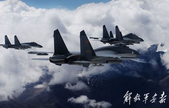 中国空军主力战机编队飞越雪山画面唯美