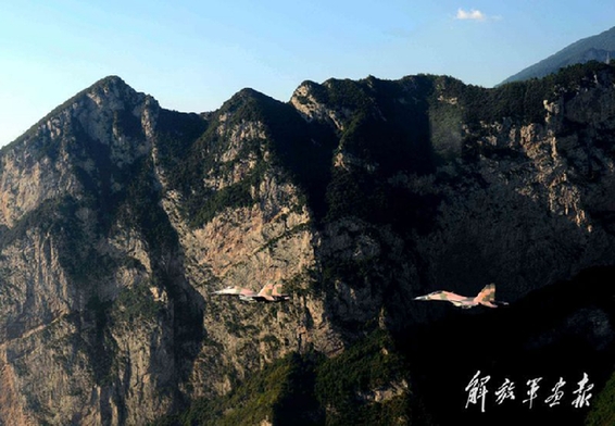 “呼”的一声，战机通过峡谷最窄处。一刹那，两旁陡峭的山崖似乎触手可及。沈玲摄