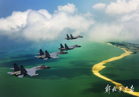 当编队靠近海岸线，俯瞰下去，绿的海、黄的岸、白的云，氤氲出一种让人无法置信的大美意境沈玲摄