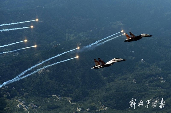 佯装形成一种空中决斗的态势，“唰唰”放出数枚干扰弹，利用“S”型机动成功突破拦截，直奔突击目标。沈玲摄