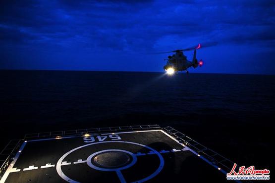 高清:海军盐城舰在叙利亚外海练直升机跨昼夜着舰