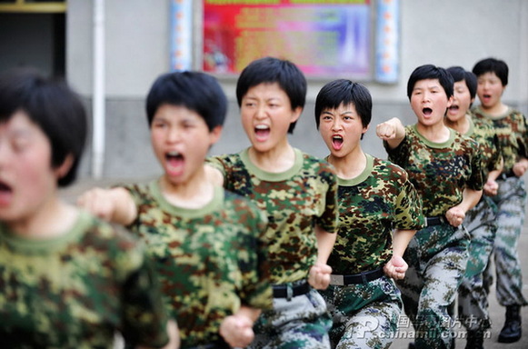 高清：二炮女兵实弹发射东风-15战术导弹照片曝光【6】