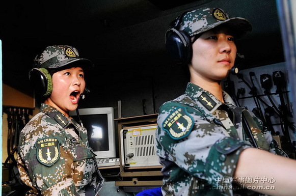 高清：二炮女兵实弹发射东风-15战术导弹照片曝光【8】