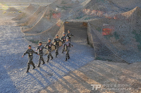 高清：二炮女兵实弹发射东风-15战术导弹照片曝光【10】
