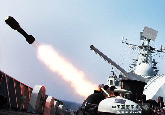 中国战舰赴南海演练实弹攻防
