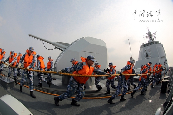 海上系离水鼓训练,官兵齐心协力拉缆绳。 林健 摄