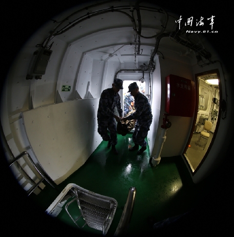 抢运落水人员。林健 摄