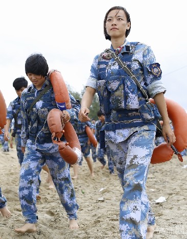 中国海军陆战队女兵残酷训练震人心魄