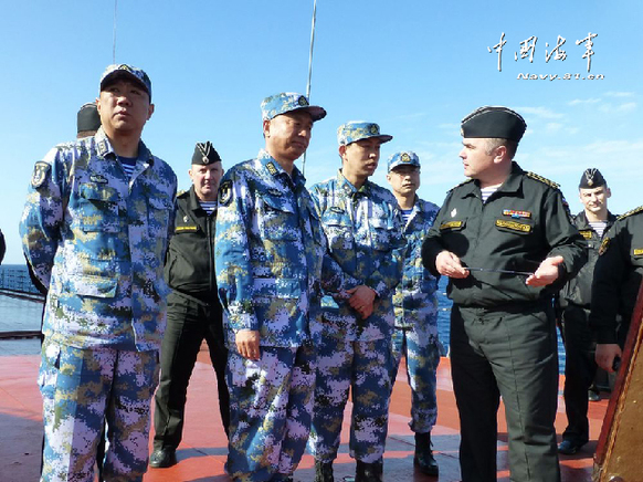 解放军代表登上俄海军核动力巡洋舰