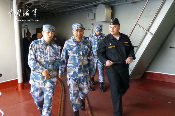 解放军代表登上俄海军核动力巡洋舰