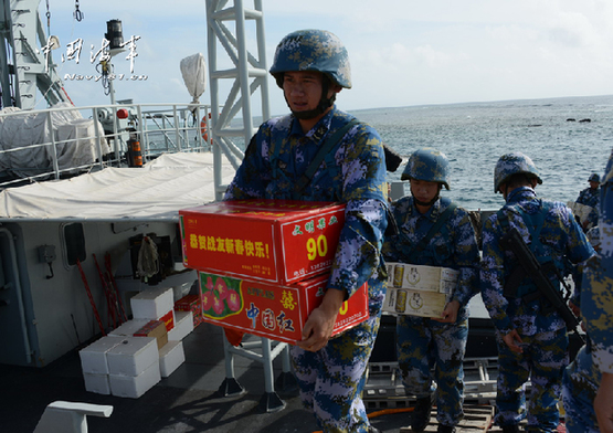 中国海军万吨战舰巡航南沙送年货