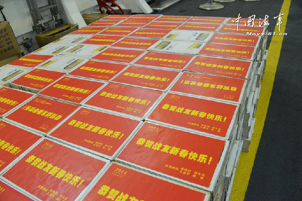中国海军万吨战舰巡航南沙送年货