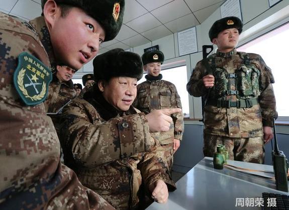 习近平视察中蒙边境哨所 与战士共同执勤(图)