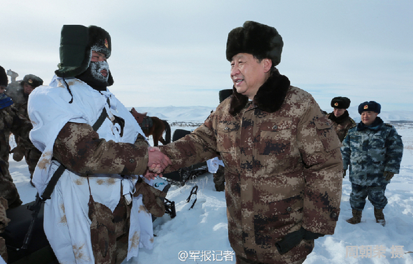 习近平着军装踏雪慰问戍边官兵