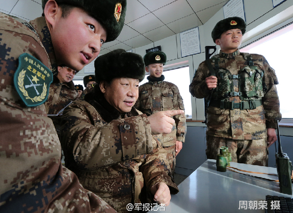 习近平着军装踏雪慰问戍边官兵