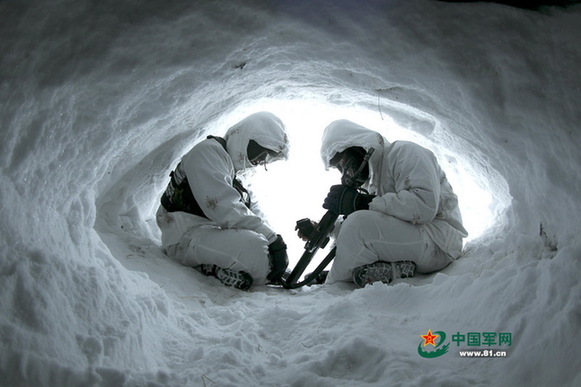 守防战士在雪窝子中隐蔽。阿丑 摄