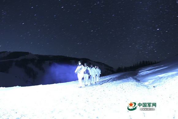 官兵走在雪夜巡逻路上。阿丑 摄
