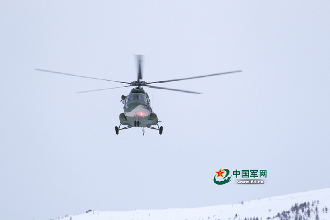 新疆军区某陆航旅16小时边境巡逻