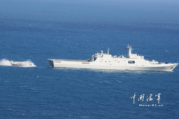 长白山舰与气垫艇一起