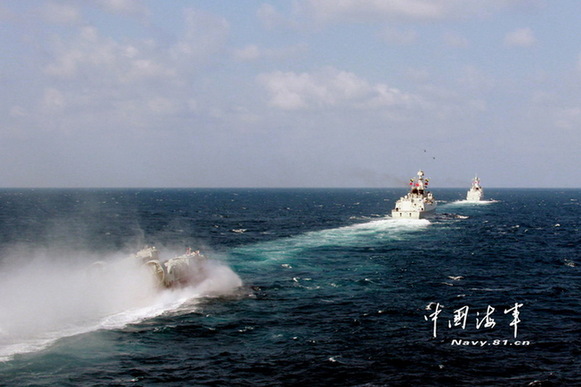 航行在远海大洋的南海舰队远海训练编队