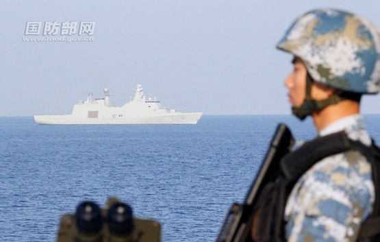 中国海军盐城舰执行首批叙化武运输护航任务-护航海域盐城舰与丹麦斯奈尔号作战支援舰协同运动 胡全福摄