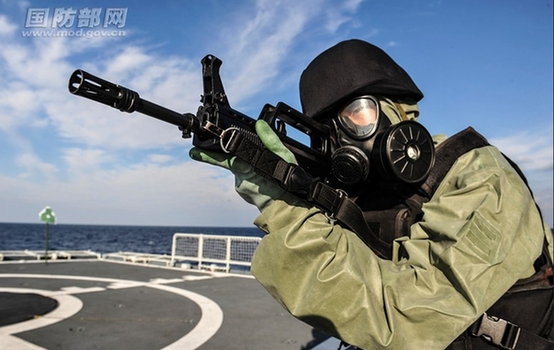 海军盐城舰进行防化条件下的实弹射击训练 胡全福摄